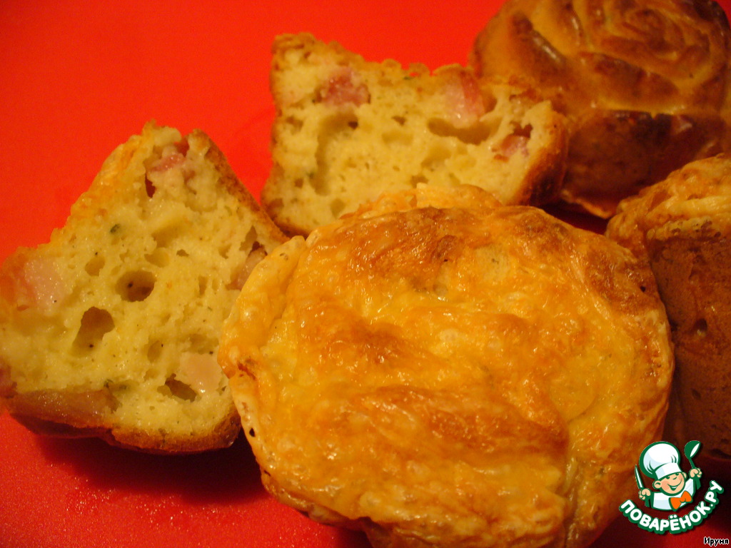 Spicy muffins with bacon and two kinds of cheese