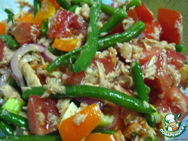 Vegetable salad with tuna and green beans