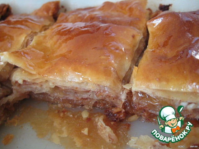 Apple baklava with honey and nuts