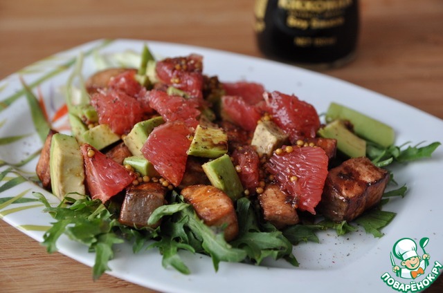 Salad with grilled salmon 