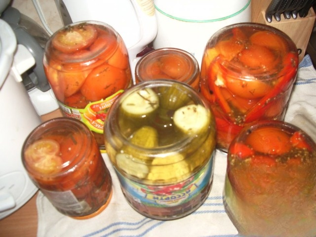 Маринованные огурцы и помидоры