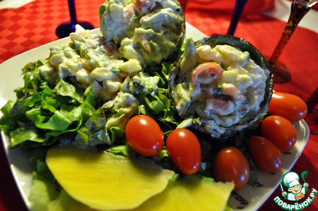 Salad with shrimps, avocado, mango and tomatoes