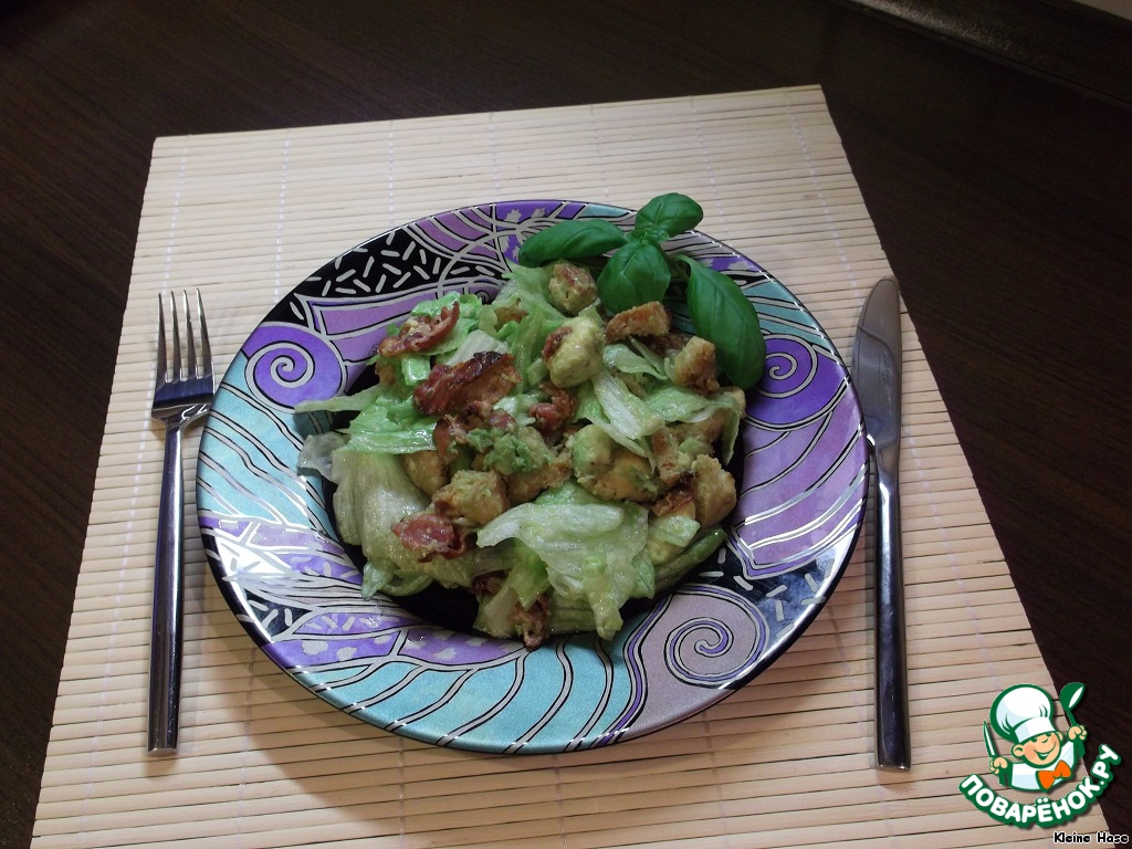 Salad with avocado and bacon