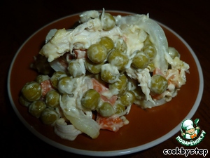 Salad of marinated chicken with green peas