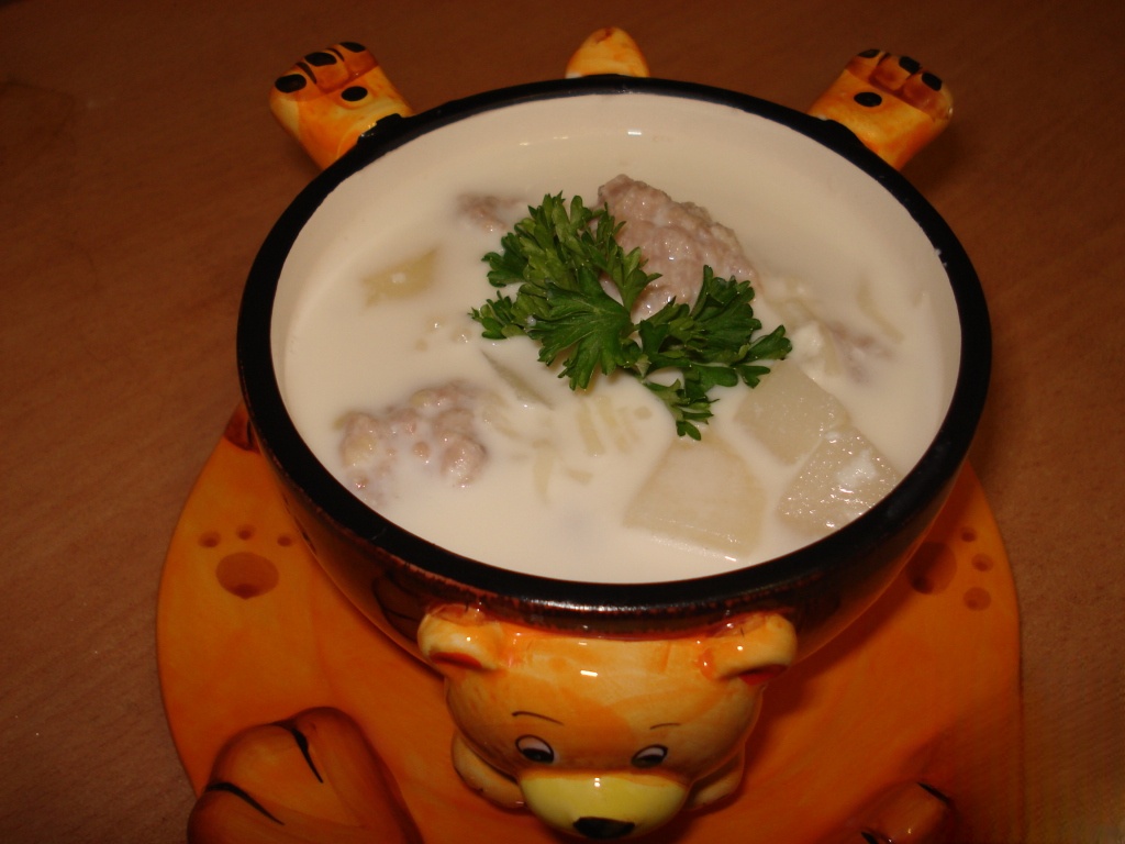 Milk soup with meatballs