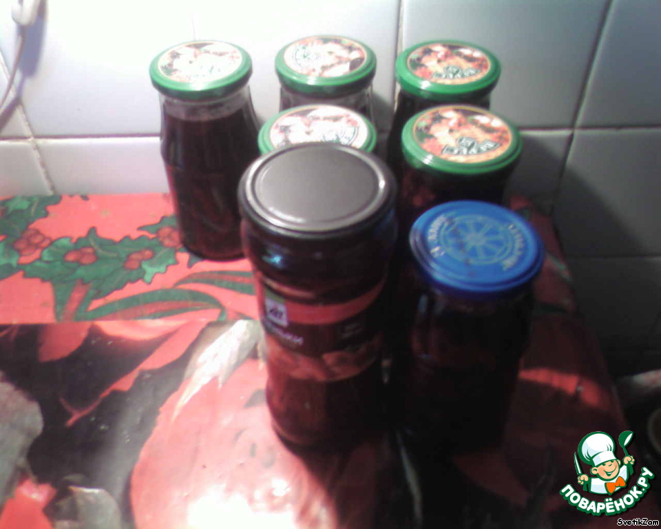 Jam from black currant and Saskatoon, black currant and white