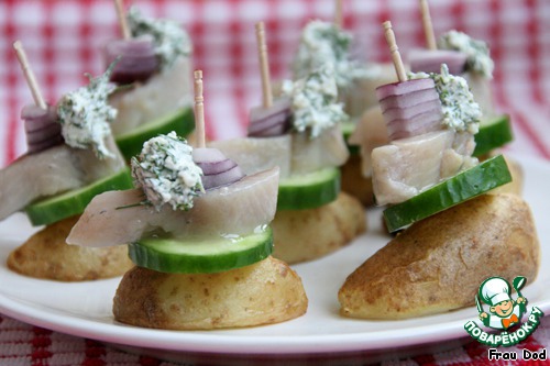 Canapés with potato wedges and cheese