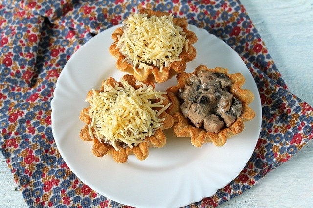Baskets with chicken and mushrooms