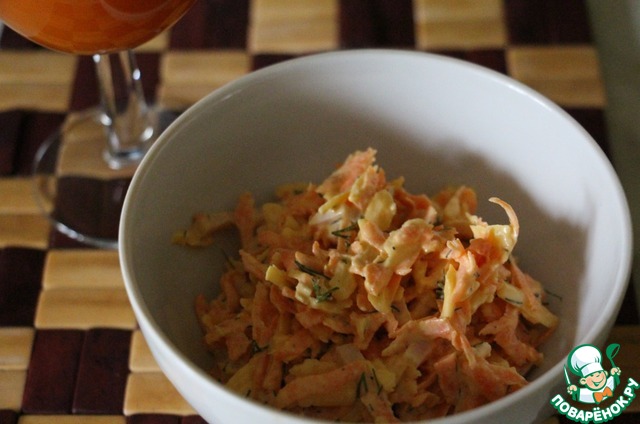 Easy carrot salad with cheese and garlic