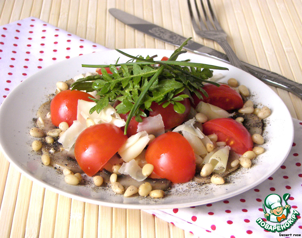 Salad with mushrooms, tomatoes and pine nuts