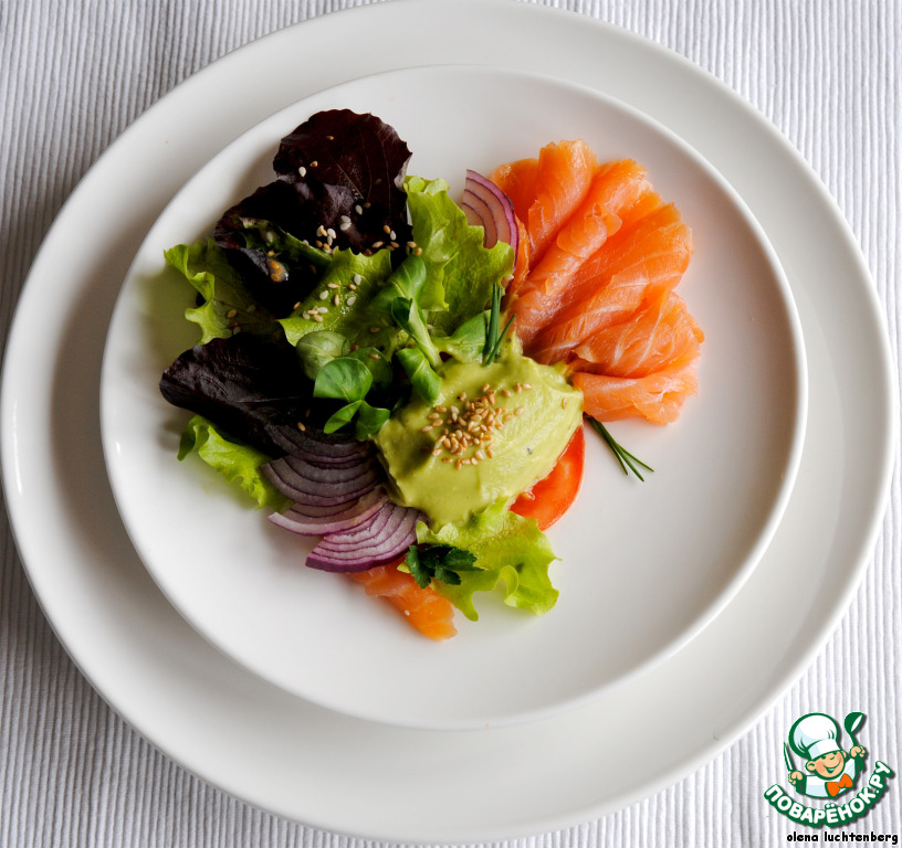 Salad with salmon, avocado and orange dressing