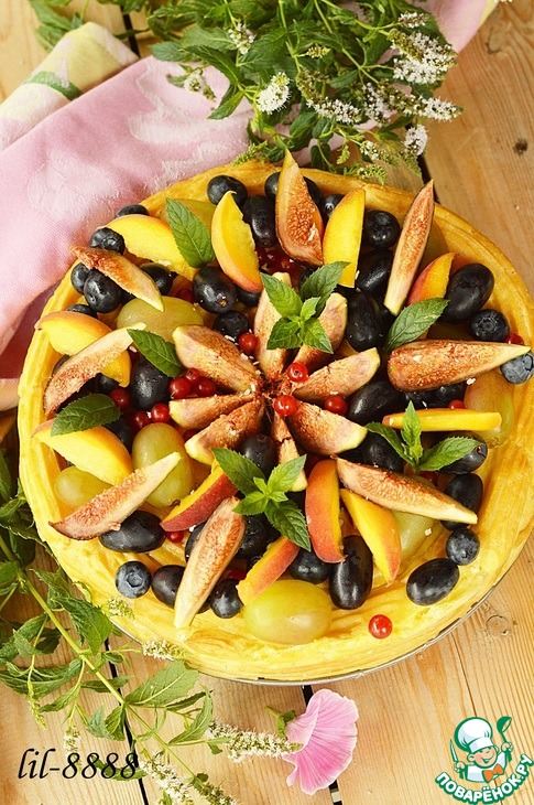 Custard cake with fruit