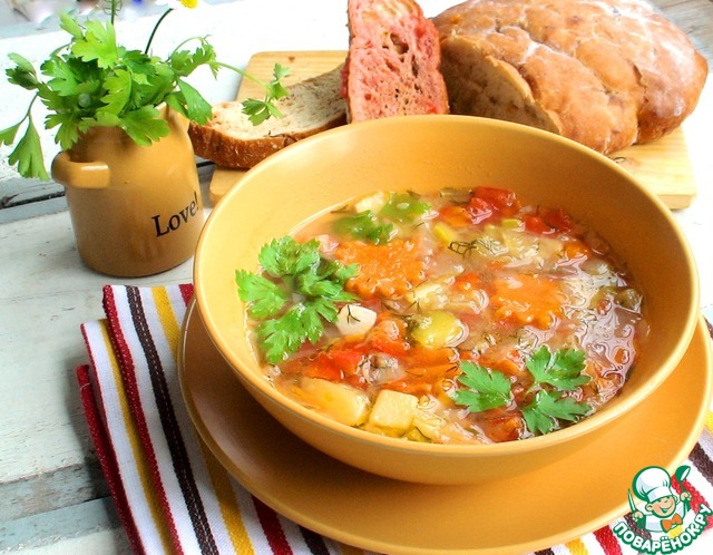 Vegetable soup with tomato and garlic croutons