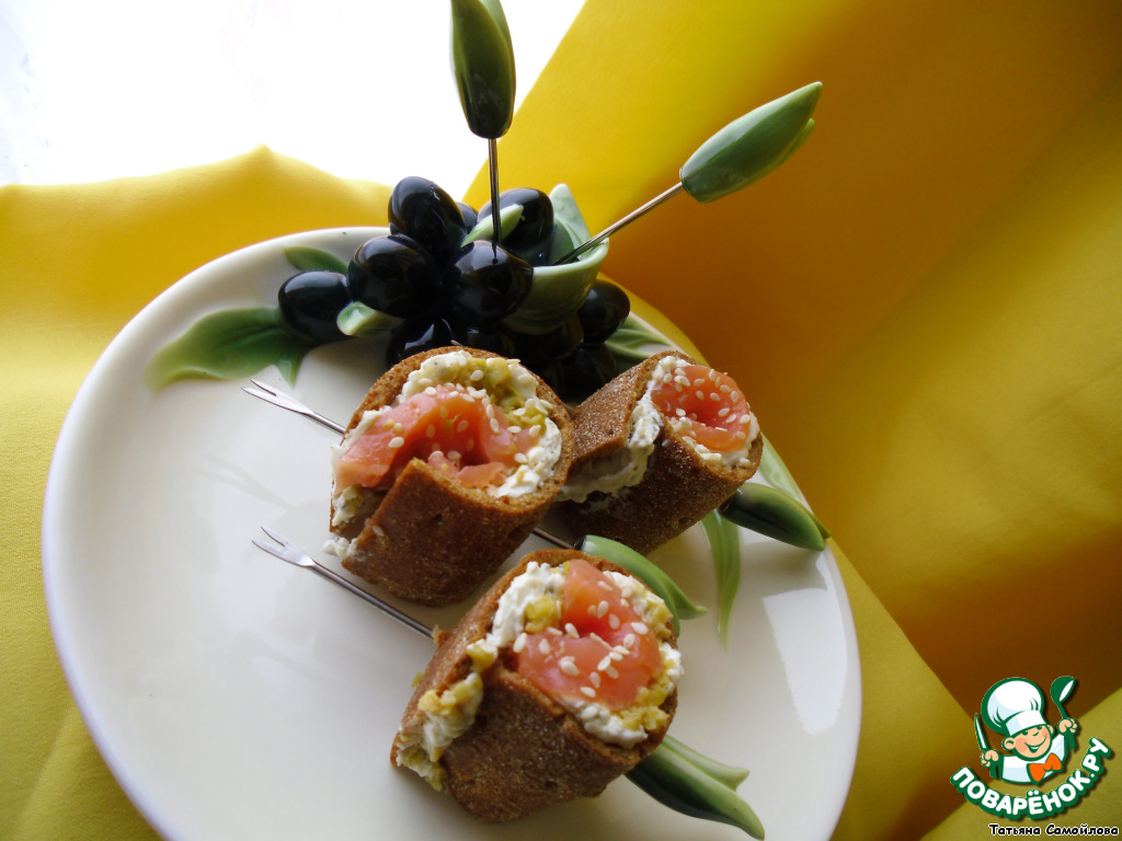 Rolls with rye croutons and salmon