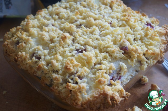 Grated pie with meringue and raspberries