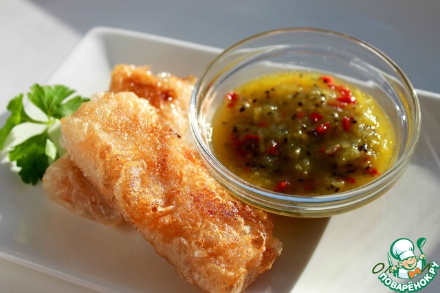Salmon fillet in crispy rice wrappers with a salsa of kiwi