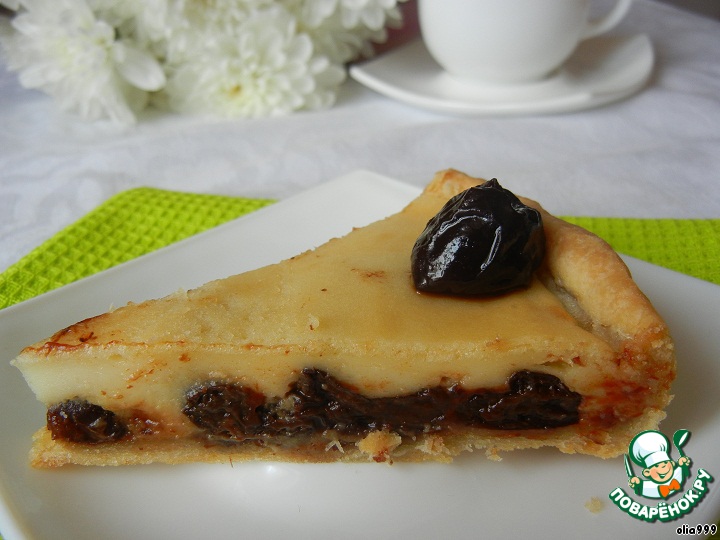 Pie with prunes in sour cream filling