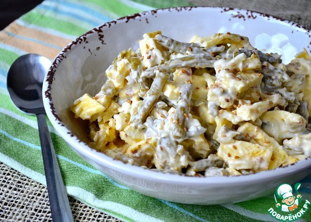 Salad with scrambled eggs and green beans