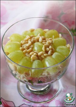 Салат с креветками, виноградом и кедровыми орешками