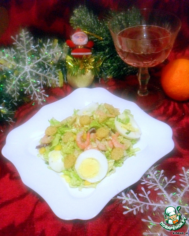 Салат с креветками и сухариками