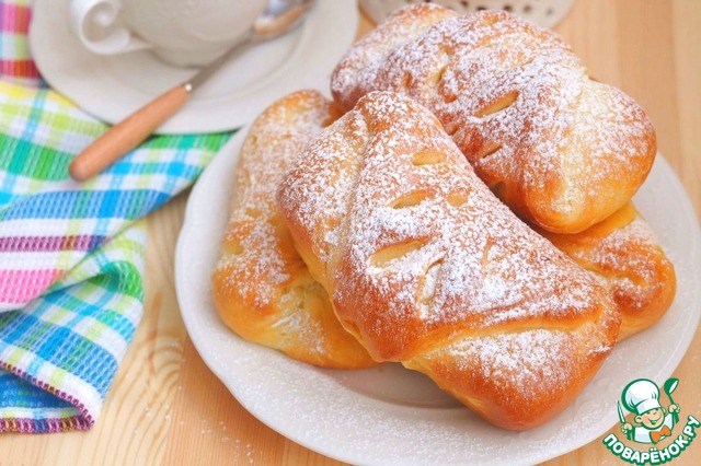 Spicy scones with apricot jam