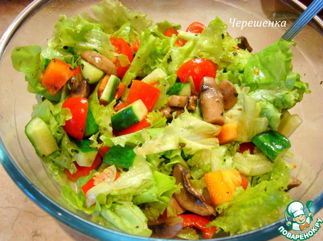 Vegetable salad with greens and mushrooms