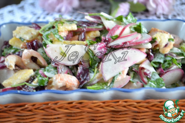 Salad with shrimp and cheese omelet