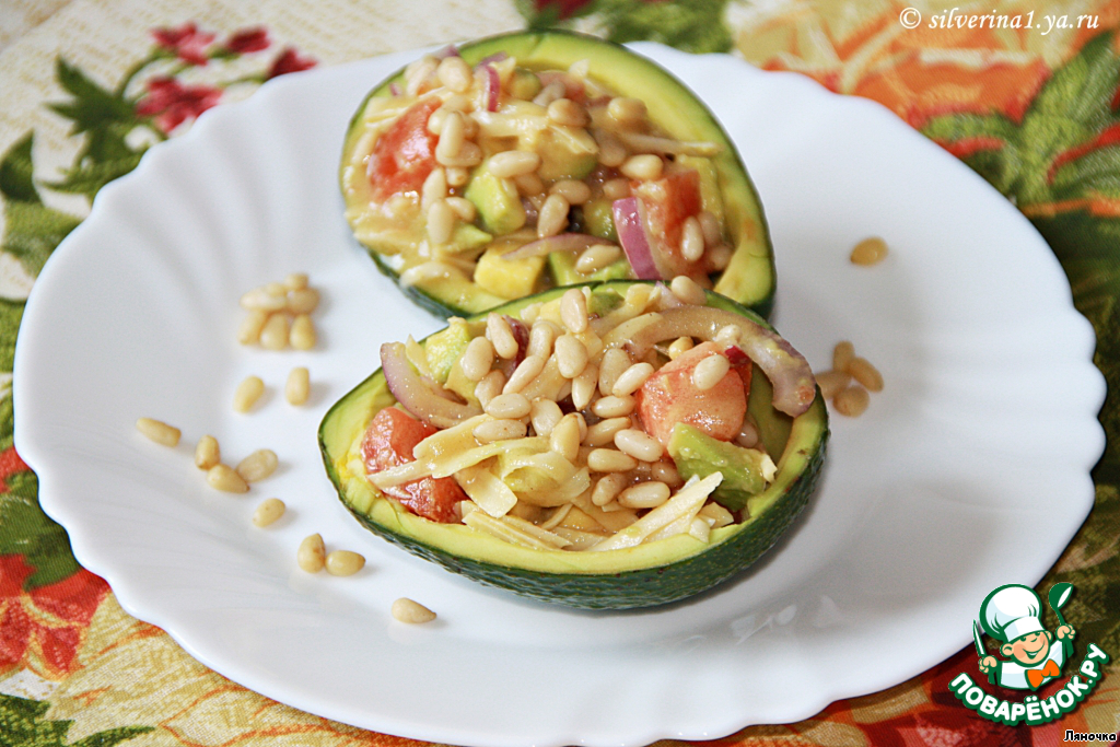 Salad with avocado and pine nuts