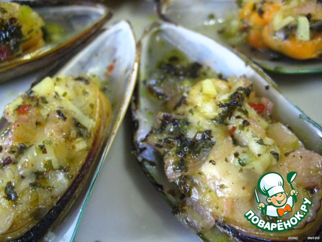 Mussels baked in garlic marinade