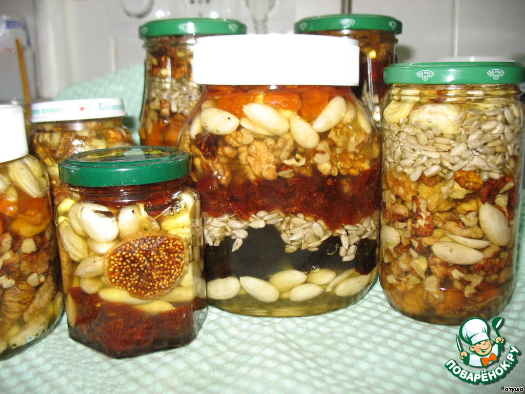 Nuts and dried fruit in honey 