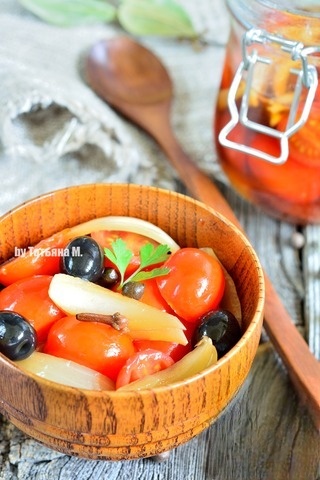 Зимний салат из черри с луком