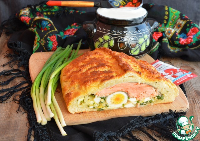 Coulibiac with salmon, onion and egg