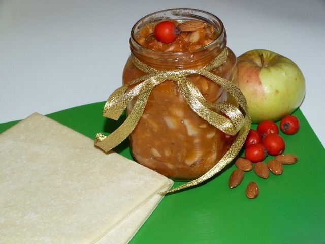 Начинка для пирога из боярышника, яблок и миндаля