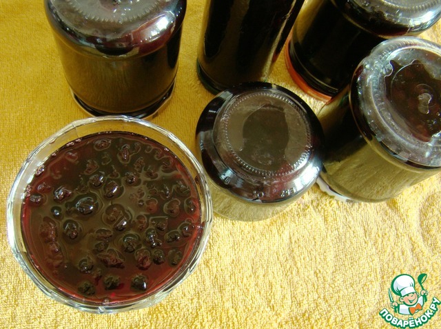 Jam of chokeberry (Aronia), with plums