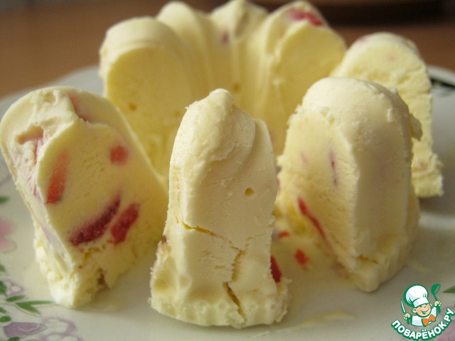 Ice cream sundae with strawberries and white chocolate