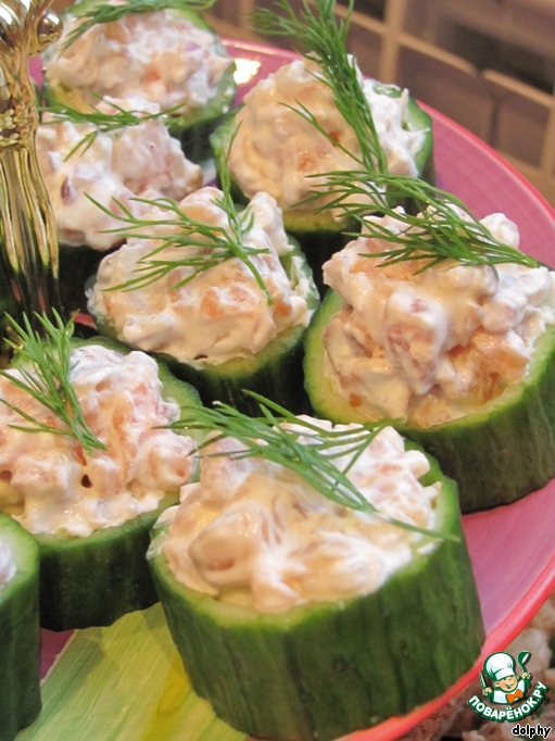 Cucumber cups with salmon sauce