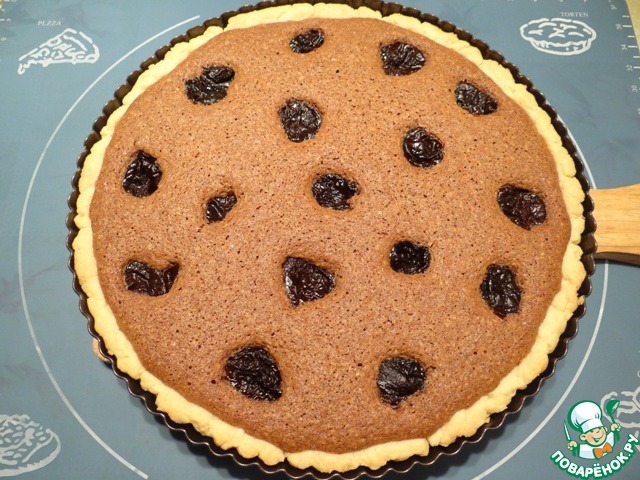 Pie with prunes and hazelnuts