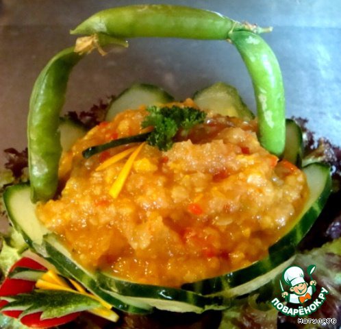 Овощная икра в огурцовой корзинке