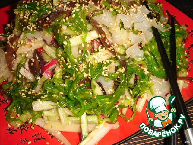 Salad with a mix of Japanese algae and wood mushrooms