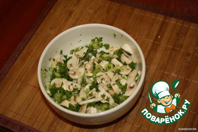 Salad of fresh mushrooms with green onions