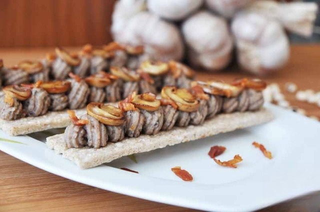 Bean pasta with roasted garlic and mushrooms