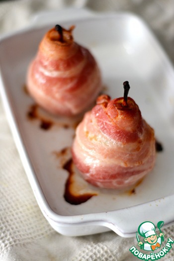 Passirovanny pear with Roquefort wrapped in bacon