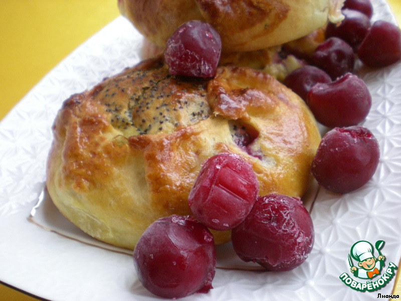 Buns with cottage cheese and cherries