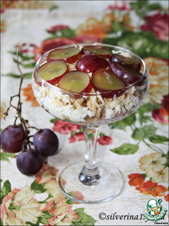 Tuna salad with nuts and grapes