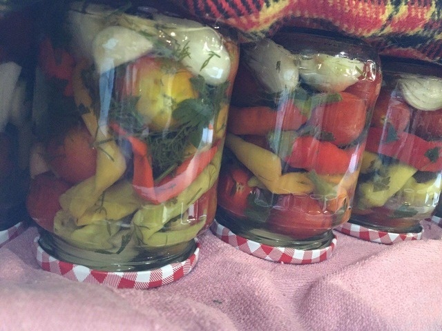 Маринованные помидоры со стручковым перцем