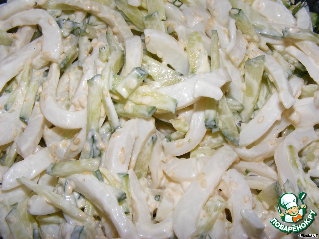 Салат с кальмарами, огурцами и кунжутом