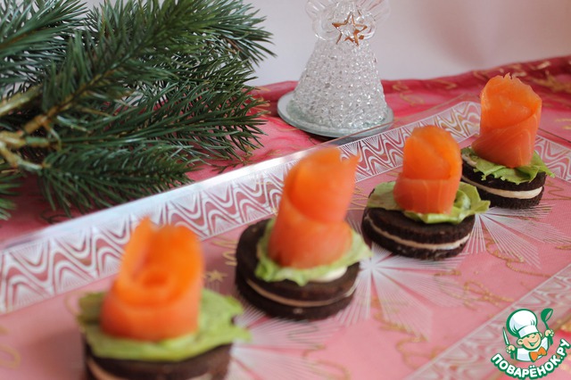 Appetizer with salmon and black bread