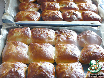 Yeast pads with cottage cheese filling