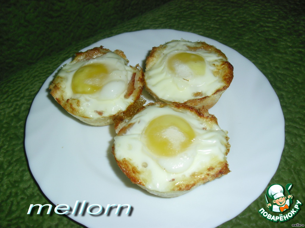 Toast muffins with scrambled eggs