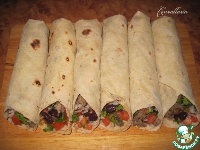 Lavash with meat, rice, beans and tomatoes